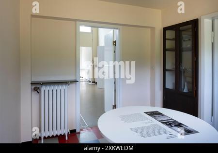 Haus am Horn, première maison modèle Bauhaus. Salle à manger avec table et placard à vaisselle, donnant sur le salon Banque D'Images