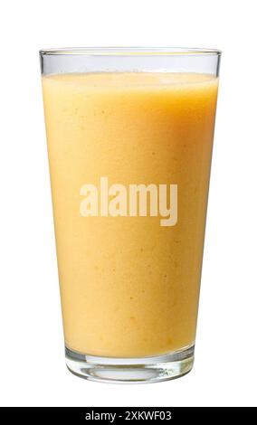 verre de banane jaune fraîche, mangue et ananas smoothie isolé sur fond blanc Banque D'Images