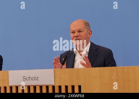 Berlin, Allemagne. 24 juillet 2024. Le chancelier allemand Olaf Scholz prend la parole lors d'une conférence de presse à Berlin, en Allemagne, le 24 juillet 2024. Scholz a exprimé mercredi sa volonté de briguer un second mandat aux élections nationales de 2025. Sa nomination officielle par le Parti social-démocrate (SPD) reste cependant en suspens. Crédit : Li Hanlin/Xinhua/Alamy Live News Banque D'Images