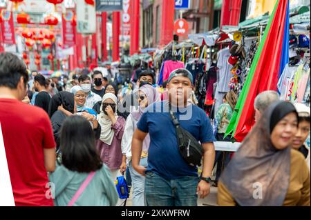 22 février 2023- Kuala Lumpur Malaysia-Petaling Street est l'une des rues les plus peuplées du sud avec les nombreux types de gens cros Banque D'Images