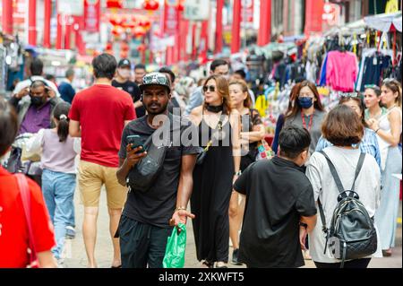 22 février 2023- Kuala Lumpur Malaysia-Petaling Street est l'une des rues les plus peuplées du sud avec les nombreux types de gens cros Banque D'Images