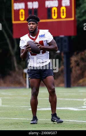 Davion Davis (84), receveur des commandants de Washington, s’échauffant avant le premier jour de la pratique avant le début de la saison au centre d’entraînement OrthoVirginia au Commanders Park à Ashburn, Virginie, le 24 juillet 2024 (Alyssa Howell/ image of Sport) Banque D'Images