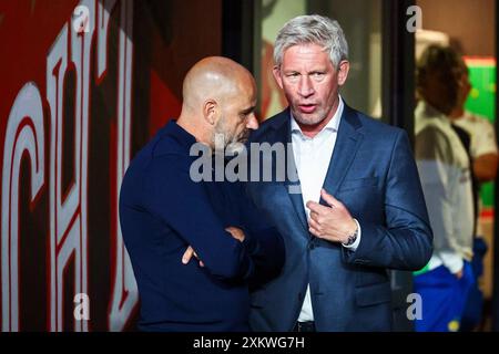 Eindhoven, pays-Bas. 24 juillet 2024. EINDHOVEN, 24-07-2024, Philips Stadium, Lichtstadderby saison 2024/2025, PSV - FC Eindhoven, entraîneur du PSV Peter Bosz et Marcel Brands après le match PSV - Eindhoven crédit : Pro Shots/Alamy Live News Banque D'Images