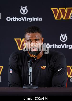 Washington Commanders Defensive Tackle Jonathan Allen (93) après le camp d'entraînement presse après le premier jour du camp d'entraînement au centre d'entraînement OrthoVirginia au Commanders Park à Ashburn va le 24 juillet 2024 (Alyssa Howell / image of Sport) Banque D'Images