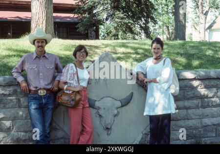 Jeune tuyau de cow-boy avec sa nouvelle épouse et sa sœur pour la caméra au cm Russell Museum, Great Falls, Montana, 1976, États-Unis Banque D'Images