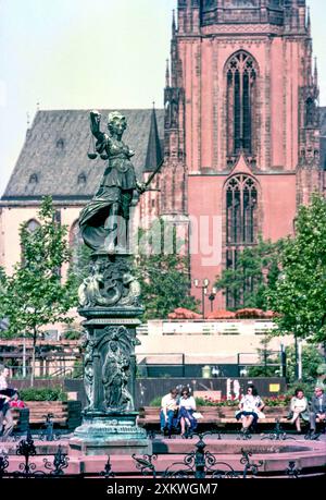 La fontaine de la statue de la Justice avec la cathédrale impériale de Saint-Barthélemy en arrière-plan, années 1970, Francfort-sur-le-main, Allemagne de l'Ouest Banque D'Images