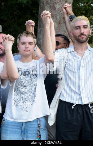 Rome, Italie. 24 juillet 2024. Des manifestants pour les droits des homosexuels se tenant par la main lors du sit-in contre l'homotransphobie organisé par la Gay Help Line à l'endroit où deux garçons gays se tenant par la main ont été attaqués à Rome. (Crédit image : © Marcello Valeri/ZUMA Press Wire) USAGE ÉDITORIAL SEULEMENT! Non destiné à UN USAGE commercial ! Banque D'Images