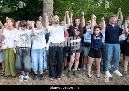 Rome, Italie. 24 juillet 2024. Des manifestants pour les droits des homosexuels se tenant par la main lors du sit-in contre l'homotransphobie organisé par la Gay Help Line à l'endroit où deux garçons gays se tenant par la main ont été attaqués à Rome. (Crédit image : © Marcello Valeri/ZUMA Press Wire) USAGE ÉDITORIAL SEULEMENT! Non destiné à UN USAGE commercial ! Banque D'Images