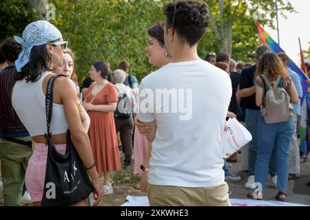 Rome, Italie. 24 juillet 2024. Des manifestants pour les droits des homosexuels lors du sit-in contre l'homotransphobie organisé par la Gay Help Line à l'endroit où deux garçons homosexuels se tenant la main ont été attaqués à Rome. (Crédit image : © Marcello Valeri/ZUMA Press Wire) USAGE ÉDITORIAL SEULEMENT! Non destiné à UN USAGE commercial ! Banque D'Images