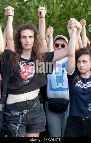 Rome, Italie. 24 juillet 2024. Des manifestants pour les droits des homosexuels se tenant par la main lors du sit-in contre l'homotransphobie organisé par la Gay Help Line à l'endroit où deux garçons gays se tenant par la main ont été attaqués à Rome. (Crédit image : © Marcello Valeri/ZUMA Press Wire) USAGE ÉDITORIAL SEULEMENT! Non destiné à UN USAGE commercial ! Banque D'Images