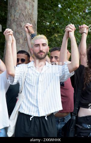 Rome, Italie. 24 juillet 2024. Des manifestants pour les droits des homosexuels se tenant par la main lors du sit-in contre l'homotransphobie organisé par la Gay Help Line à l'endroit où deux garçons gays se tenant par la main ont été attaqués à Rome. (Crédit image : © Marcello Valeri/ZUMA Press Wire) USAGE ÉDITORIAL SEULEMENT! Non destiné à UN USAGE commercial ! Banque D'Images