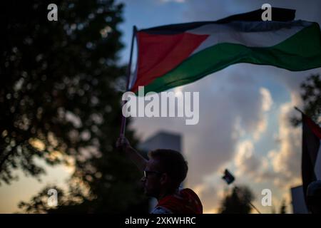 Madrid, Madrid, Espagne. 24 juillet 2024. Un manifestant tient un drapeau palestinien, lors d'une manifestation devant l'ambassade américaine à Madrid, pour exiger que les États-Unis respectent le mandat de la Cour pénale internationale et l'arrêtent pour crimes de guerre. Les groupes pro-palestiniens ont appelé à une manifestation mondiale pour dénoncer la visite de Benjamin Netanyahu, premier Ministre israélien au Congrès des États-Unis d'Amérique. (Crédit image : © Luis Soto/ZUMA Press Wire) USAGE ÉDITORIAL SEULEMENT! Non destiné à UN USAGE commercial ! Banque D'Images