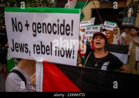 Madrid, Madrid, Espagne. 24 juillet 2024. Un manifestant crie des slogans et un autre tient une pancarte indiquant ''plus de génocide juifs rebelles maintenant'', lors d'une manifestation devant l'ambassade des États-Unis à Madrid, pour exiger que les États-Unis respectent le mandat de la Cour pénale internationale et arrêtent pour crimes de guerre. Les groupes pro-palestiniens ont appelé à une manifestation mondiale pour dénoncer la visite de Benjamin Netanyahu, premier Ministre israélien au Congrès des États-Unis d'Amérique. (Crédit image : © Luis Soto/ZUMA Press Wire) USAGE ÉDITORIAL SEULEMENT! Non destiné à UN USAGE commercial ! Banque D'Images