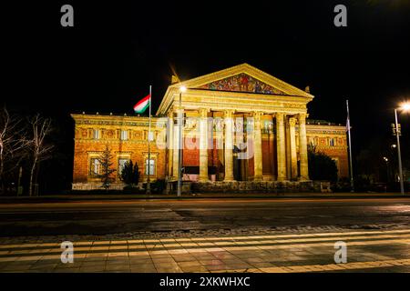 BUDAPEST, HONGRIE - 21 FÉVRIER 2022 : façade du Hall of Art Museum sur la place des héros, le 21 février à Budapest Banque D'Images