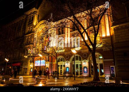 BUDAPEST, HONGRIE - 21 FÉVRIER 2022 : Théâtre de l'Opéra de Budapest avec une façade illuminée la nuit, le 21 février à Budapest, Hongrie Banque D'Images