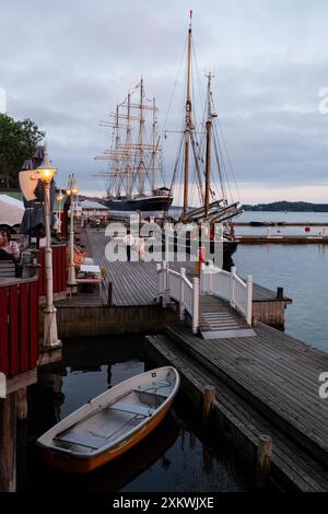 MARIEHAMN, Åland, FINLANDE - 23 JUILLET 2024 : le grand voilier gratitude a été l'un des premiers à arriver à Mariehamn et est amarré sur le quai derrière le navire-musée Pommern. Premier jour des trois jours Åland Stage de la course de grands voiliers 2024 dans le port principal, Mariehamn, Åland, Finlande. Photo : Rob Watkins/Alamy Live News. INFO : la Tall Ships Race est un événement annuel de voile mettant en vedette des grands voiliers historiques et modernes. Il promeut l'amitié internationale et la formation des jeunes, attirant des participants et des spectateurs du monde entier pour célébrer le patrimoine maritime et l'art de la voile traditionnelle. Banque D'Images