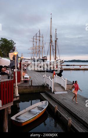 MARIEHAMN, Åland, FINLANDE - 23 JUILLET 2024 : le grand voilier gratitude a été l'un des premiers à arriver à Mariehamn et est amarré sur le quai derrière le navire-musée Pommern. Premier jour des trois jours Åland Stage de la course de grands voiliers 2024 dans le port principal, Mariehamn, Åland, Finlande. Photo : Rob Watkins/Alamy Live News. INFO : la Tall Ships Race est un événement annuel de voile mettant en vedette des grands voiliers historiques et modernes. Il promeut l'amitié internationale et la formation des jeunes, attirant des participants et des spectateurs du monde entier pour célébrer le patrimoine maritime et l'art de la voile traditionnelle. Banque D'Images