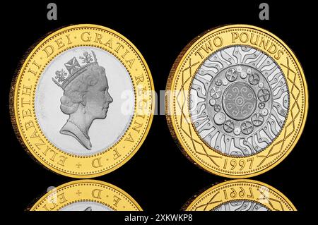 La première pièce bimétallique britannique de 2 £ émise en 1997. Il présente le 3ème portrait de pièce de la reine Elizabeth II et est le seul Royaume-Uni £2 à présenter cette effigie. Banque D'Images