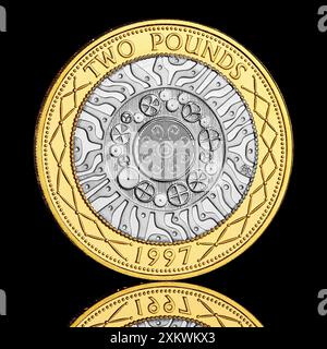 La première pièce bimétallique britannique de 2 £ qui présente le design technologies de Bruce Rushin et a été émise en 1997 Banque D'Images