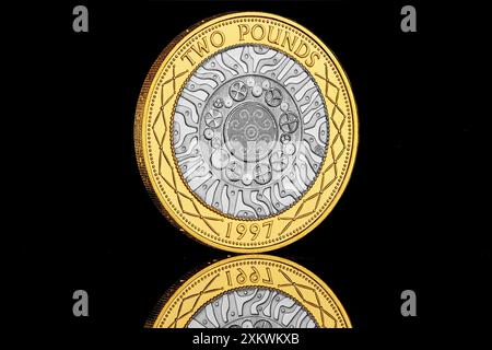 La première pièce bimétallique britannique de 2 £ qui présente le design technologies de Bruce Rushin et a été émise en 1997 Banque D'Images