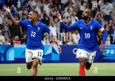 Marseille, France. 24 juillet 2024. Alexandre Lacazette (France) célèbre son but avec Enzo Millot lors du Football, Groupe A masculin, entre la France et les Etats-Unis lors des Jeux Olympiques de Paris 2024 le 24 juillet 2024 au stade Geoffroy-Guichard à Marseille - photo Norbert Scanella/Panoramic/DPPI crédit média : DPPI Media/Alamy Live News Banque D'Images