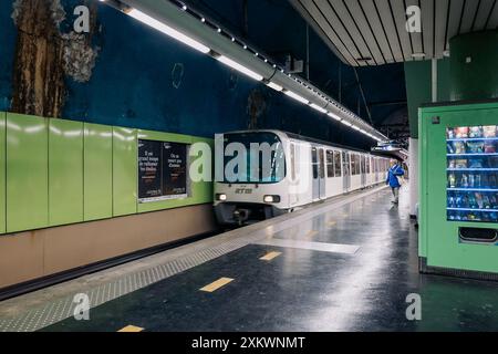 Marseille, France - 2 décembre 2023 : station de métro à Marseille. Plate-forme vide avec le train qui approche. Mode de transport souterrain Banque D'Images