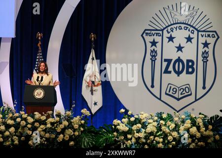 Indianapolis, États-Unis. 24 juillet 2024. Kamala Harris, vice-présidente des États-Unis et candidate démocrate à la présidence, prononce le discours d'ouverture à la sororité Zeta Phi Beta, Grand Boulé de l'Inc à Indianapolis. Le président américain Joe Biden a annoncé dimanche qu'il abandonnait la course présidentielle de 2024, et a soutenu Harris. (Photo de Jeremy Hogan/SOPA images/Sipa USA) crédit : Sipa USA/Alamy Live News Banque D'Images