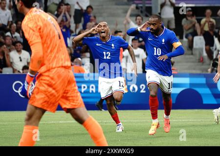Alexandre Lacazette (France) célèbre son but avec Enzo Millot lors du Football, Men's Groupe A, entre la France et les Etats-Unis lors des Jeux Olympiques de Paris 2024 le 24 juillet 2024 au stade Geoffroy-Guichard à Marseille, France Banque D'Images