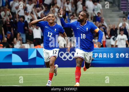 Alexandre Lacazette (France) célèbre son but avec Enzo Millot lors du Football, Men's Groupe A, entre la France et les Etats-Unis lors des Jeux Olympiques de Paris 2024 le 24 juillet 2024 au stade Geoffroy-Guichard à Marseille, France Banque D'Images