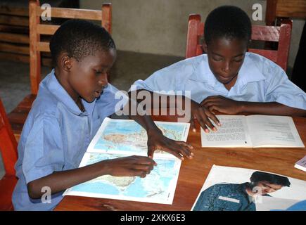 Enfants à l'école Equatorial College - lecture de livres Banque D'Images