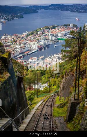 Funiculaire voies ferrées surplombant une vue à Bergen, Norvège Banque D'Images