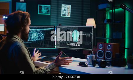 Informaticien programmant intelligence artificielle sensible avec sa propre autonomie, concept de mythe de création. Programmeur à la maison créant une super intelligence IA consciente, caméra B. Banque D'Images