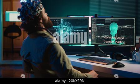 Programmeur utilisant un casque EEG pour télécharger son esprit dans l'ordinateur, atteignant l'immortalité. Neuroscientifique expérimentant le transfert de conscience dans le cyberespace, caméra A. Banque D'Images