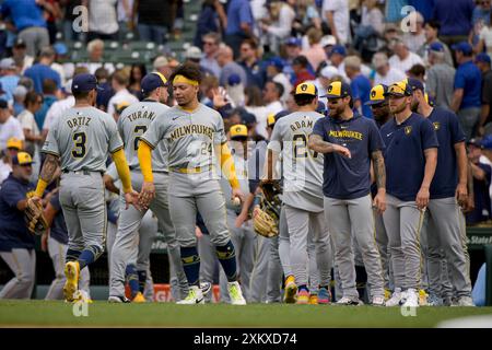 Chicago, États-Unis. 24 juillet 2024. Les brasseurs Milwaukee célèbrent la victoire 3-2 sur les Cubs de Chicago au Wrigley Field à Chicago le mercredi 24 juillet 2024. Photo de Mark Black/UPI crédit : UPI/Alamy Live News Banque D'Images