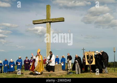 Norfolk Broads. L'évêque de Norwich le révérend Graham James dirige un service interconfessionnel dans les ruines de l'abbaye de St Benets. Ludham Norfolk Angleterre. Annuellement premier dimanche d'août. ANNÉES 2014 2010 ROYAUME-UNI HOMER SYKES Banque D'Images