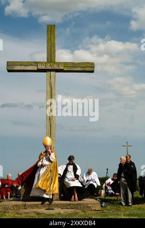 Norfolk Broads. L'évêque de Norwich le révérend Graham James dirige un service interconfessionnel dans les ruines de l'abbaye de St Benets. Ludham Norfolk, Angleterre. Annuellement premier dimanche d'août. ANNÉES 2014 2010 ROYAUME-UNI HOMER SYKES Banque D'Images