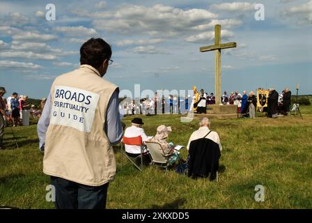 Norfolk Broads. L'évêque de Norwich le révérend Graham James dirige un service interconfessionnel sur les ruines de l'abbaye de St Benets, sous l'œil vigilant d'un « Guide spirituel Broads ». Ludham Norfolk, Angleterre. Annuellement premier dimanche d'août. ANNÉES 2014 2010 ROYAUME-UNI HOMER SYKES Banque D'Images