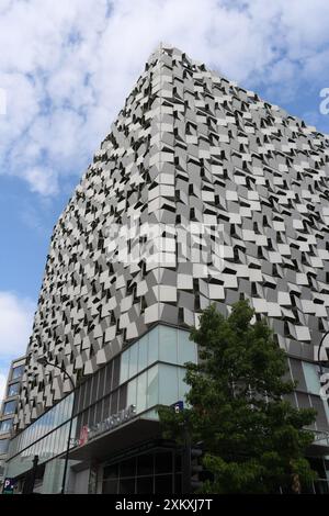 Le parking Charles Street à Sheffield Angleterre Royaume-Uni. Architecture moderniste, connue sous le nom de râpe à fromage. Construction métallique Banque D'Images