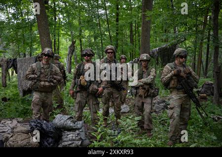 Les soldats de la compagnie A, 224e bataillon du génie de brigade, de la Garde nationale de l'armée de l'Iowa, représentent un portrait lors d'un exercice exportable combat Training Capabilities (XCTC) au Camp Ripley, Minnesota, le 23 juillet 2024. Un exercice XCTC a eu lieu au camp Ripley impliquant huit états, dont l'Iowa, et plus de 5 000 soldats. (Photo de la Garde nationale de l'armée américaine par le sergent d'état-major Sam Hircock) Banque D'Images