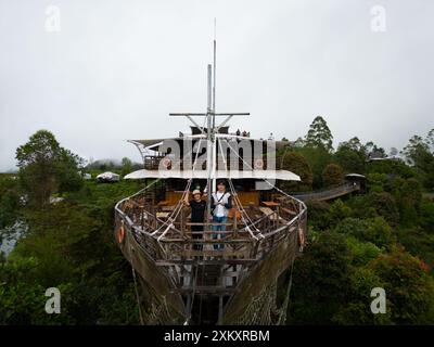 Touristes posant sur le pont du grand restaurant de bateau en bois dans la forêt de Lembang Banque D'Images