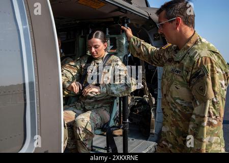 Les militaires du 81st Troop Command participent à un vol de rétention sur un UH-60 Blackhawk dans le cadre de l'entraînement annuel de l'unité. Les soldats de la Garde nationale servent un week-end par mois et se perfectionnent dans leurs tâches guerrières et leurs exercices pendant de longues périodes d'entraînement annuelles. (Photo de la Garde nationale de l'Indiana par le sergent Skyler Schendt) Banque D'Images