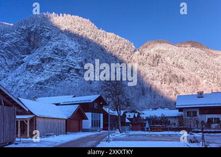 Téléphérique de montagne sur le flanc d'une montagne escarpée avec des mines de sel à Hallstatt, Autriche Banque D'Images