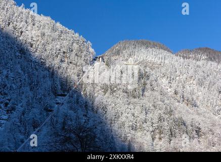 Téléphérique de montagne sur le flanc d'une montagne escarpée avec des mines de sel à Hallstatt, Autriche Banque D'Images