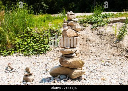 Pierres empilées les unes sur les autres formant une tour. Piles de pierres sur une rive de rivière dans le comté de Bihor, Roumanie Banque D'Images