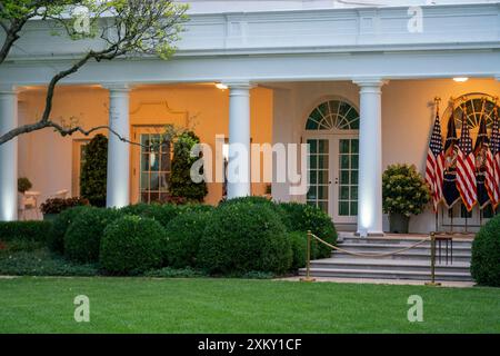 Washington, États-Unis. 24 juillet 2024. Le Bureau ovale dans l'aile ouest en tant que président américain Joe Biden prononce un discours lors d'un discours national de la Maison Blanche à Washington, DC, États-Unis, le 24 juillet 2024. Le président BidenÕs s'adresse à la nation pour la première fois depuis la fin de sa campagne de réélection et l'approbation du vice-président Kamala Harris. Crédit : Sipa USA/Alamy Live News Banque D'Images