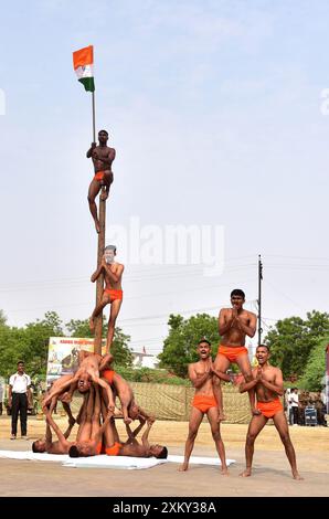 Bikaner, Inde. 23 juillet 2024. L'armée indienne exécute Mallakhamb lors de la célébration du Jubilé d'argent Kargil Vijay Diwas. (Photo de Dinesh Gupta/Pacific Press) (photo de Dinesh Gupta/Pacific Press) crédit : Pacific Press Media production Corp./Alamy Live News Banque D'Images