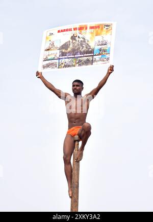 Bikaner, Inde. 23 juillet 2024. L'armée indienne exécute Mallakhamb lors de la célébration du Jubilé d'argent Kargil Vijay Diwas. (Photo de Dinesh Gupta/Pacific Press) (photo de Dinesh Gupta/Pacific Press) crédit : Pacific Press Media production Corp./Alamy Live News Banque D'Images