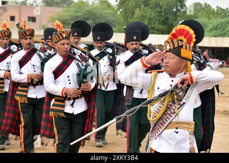 Bikaner, Rajasthan, Inde. 23 juillet 2024. L'armée indienne joue en jouant Bagpiper Band lors de la célébration du jubilé d'argent Kargil Vijay Diwas. (Crédit image : © Dinesh Gupta/Pacific Press via ZUMA Press Wire) USAGE ÉDITORIAL SEULEMENT! Non destiné à UN USAGE commercial ! Banque D'Images