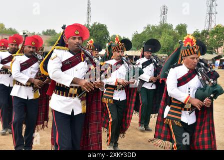 Bikaner, Rajasthan, Inde. 23 juillet 2024. L'armée indienne joue en jouant Bagpiper Band lors de la célébration du jubilé d'argent Kargil Vijay Diwas. (Crédit image : © Dinesh Gupta/Pacific Press via ZUMA Press Wire) USAGE ÉDITORIAL SEULEMENT! Non destiné à UN USAGE commercial ! Banque D'Images