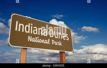 Indiana Dunes National Park (Indiana) panneau routier contre ciel bleu et nuages. Banque D'Images